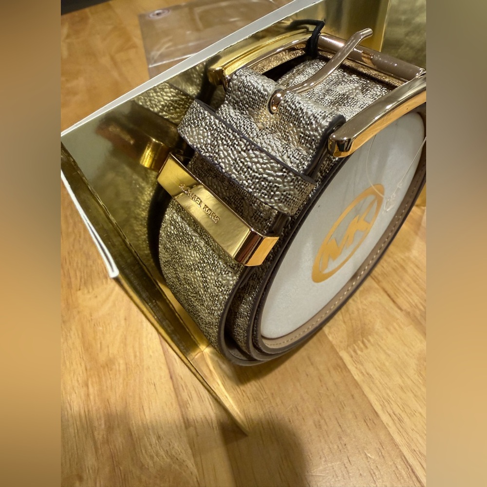 MICHAEL KORS WOMEN LEATHER
BELT MK LOGO W GOLD BUCKLE
GOLD COLOR IGift BOX Sm/M